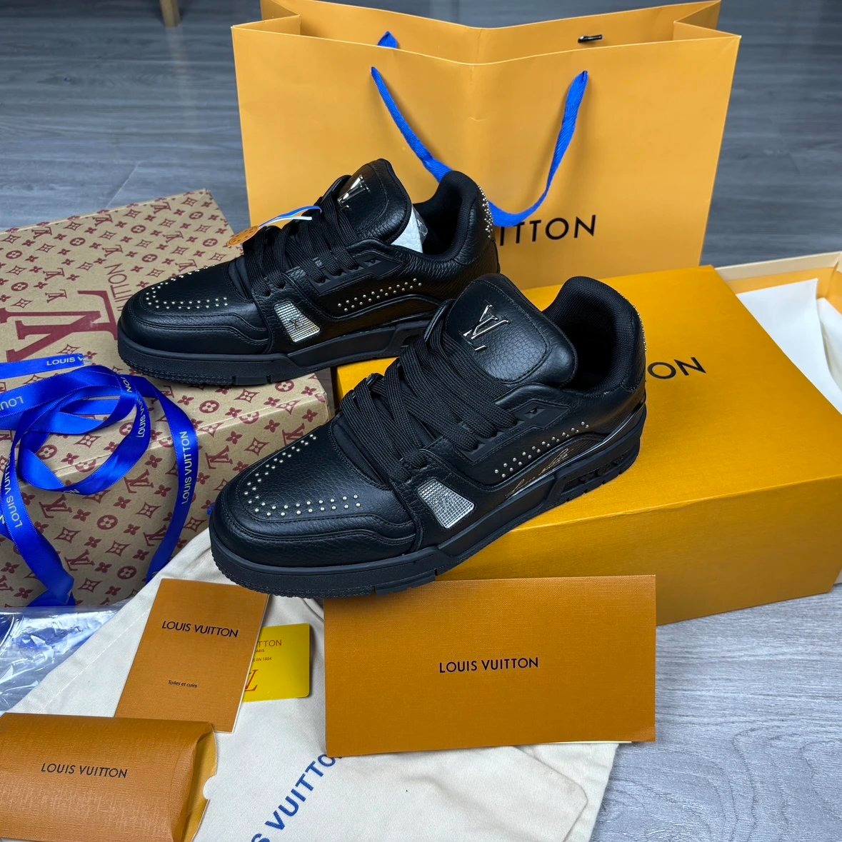 Louis Vuitton Trainer Black Rivet